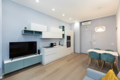 Modernes Apartment mit offener Grundrissgestaltung in Magnolia Apartments Mailand mit Küche, Essbereich, TV-Lounge und Holzböden