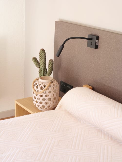 Chambre cosy aux Studios La Rochetaillée avec plante de cactus sur table de nuit en bois et lampe de chevet