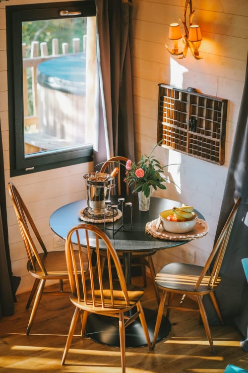 Salle à manger dans la cabane dans les arbres | Cabanes Dans Les Arbres Auvergne