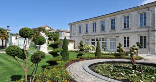 Façade et jardins sculptés du Musée d'Art et d'Histoire de La Rochelle : une étape culturelle de prestige à 30 minutes de la Maison d'Hôtes La Chabanaise.