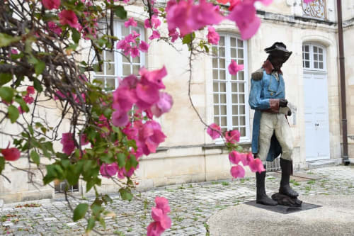 Statue de Toussaint Louverture au Musée du Nouveau Monde à La Rochelle : découvrez l'histoire et le patrimoine rochelais à seulement 30 min de la Maison d'Hôtes La Chabanaise.