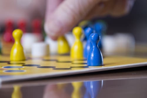 Jeux de société pour petits et grands à La Chabanaise : moments de détente en famille ou entre amis lors de votre séjour en chambre d'hôtes dans le Marais Poitevin.