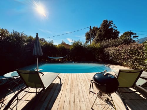 Piscine et transats de la Casa Sabbia, maison de vacances en Corse