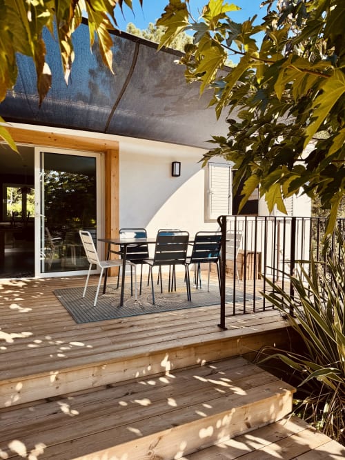 Terrasse en bois et jardin méditerranéen de la Villa Casa Sabbia à Porto-Vecchio