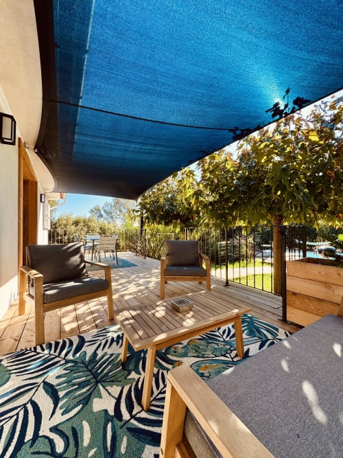 Terrasse en bois et jardin méditerranéen de la Villa Casa Sabbia à Porto-Vecchio