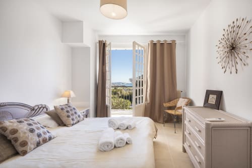 Beautiful room with sea view and access to the balcony. En-suite shower room.