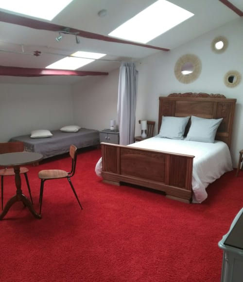 Chambre familiale Soleil à La Chabanaise : hébergement pour 4 personnes avec salle de bain et WC privés, frigo à disposition et puits de lumière dans le Marais Poitevin.