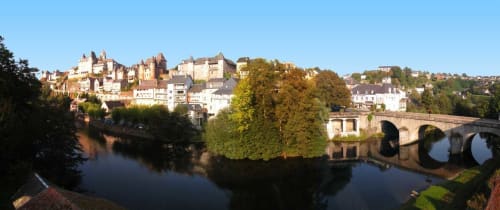 Saint-Yrieix, charmante cité historique avec château médiéval surplombant la rivière et pont de pierre, localisation Hôtel Saint Roch