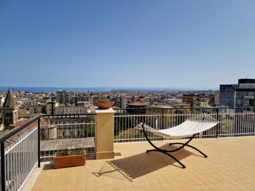 Terrazza panoramica con amaca affacciata sulla skyline di Catania presso l'Aparthotel Bentivoglio