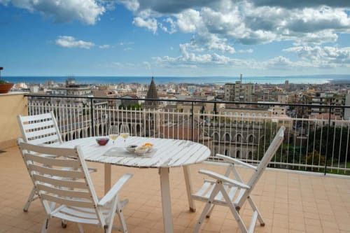 Terrazza panoramica dell'Aparthotel Bentivoglio a Catania con vista spettacolare sulla città e il mare