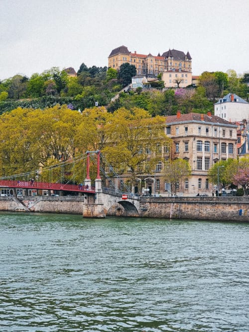 Château et pont au bord du Rhône à Lyon, près du Gîte des Gônes