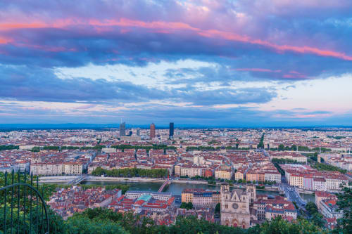 Magnifique coucher de soleil sur les toits de Lyon avec la cathédrale et le fleuve, près des hébergements de Feyzin