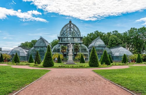Véranda historique en verre avec toit en dôme et jardins paysagés au Gîte des Gônes à Feyzin, France