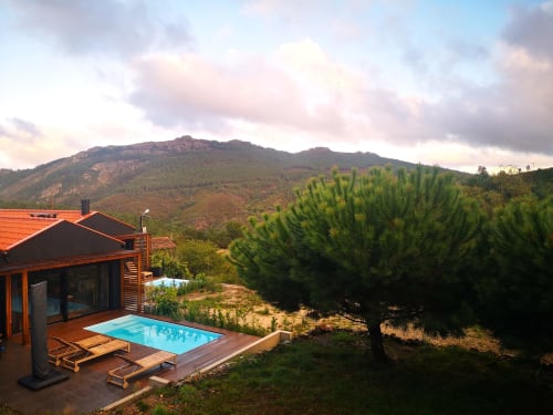 Moderno refúgio na montanha com piscina com vista para as colinas arborizadas do hotel Em Xisto em Góis, Portugal