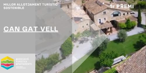 Vista aérea de Can Gat Vell, un alojamiento rural sostenible en Girona, Empordà con arquitectura catalana tradicional rodeado de