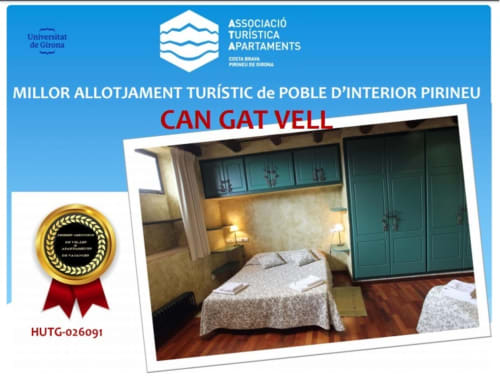 Dormitorio Can Gat Vell, apartamento rural galardonado en Girona, Empordà con suelos de madera y armario verde