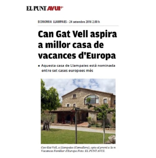 Casa rural Can Gat Vell en Llampaies, Girona, con fachada de piedra y jardín terraza