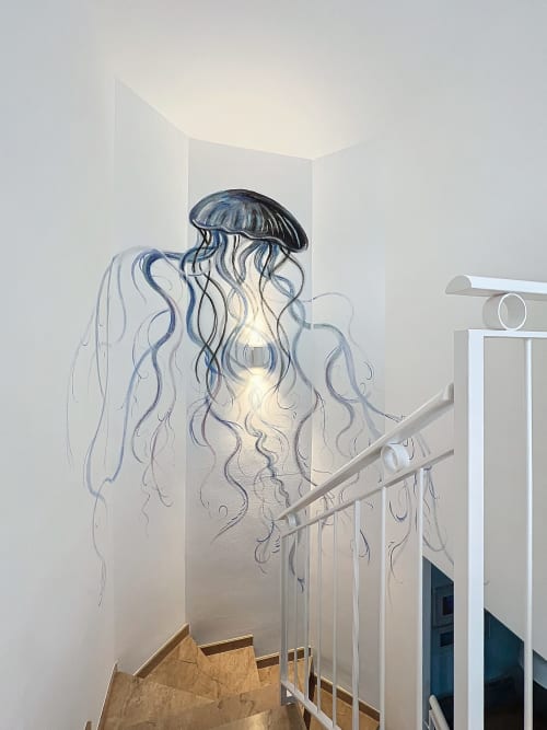 Mural artístico de medusa en la escalera del bungaló La Vela en Estartit Rental, L'Estartit