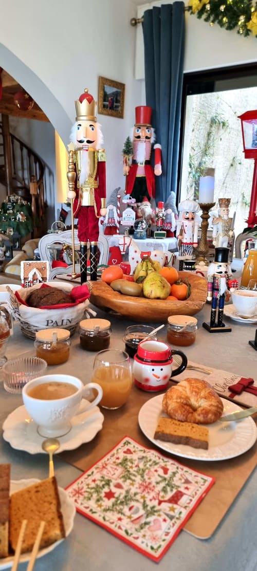 Weihnachtlich dekorierter Frühstückstisch im Loup Castel – ein Moment voller Herzlichkeit und provenzalischem Charme
