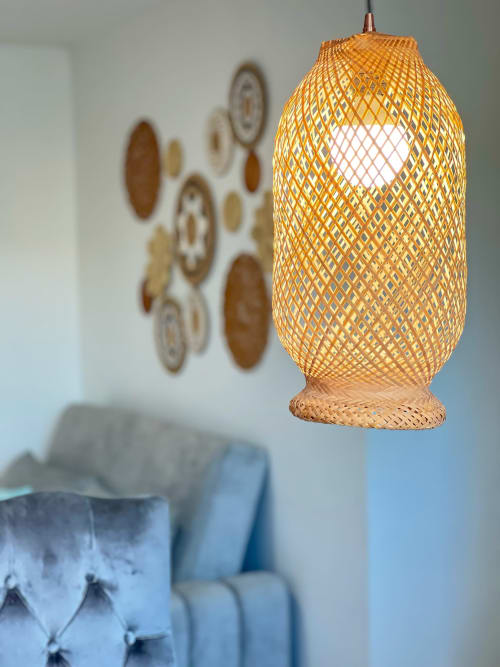 Lámpara colgante de bambú tejido iluminada cálidamente en habitación moderna del hotel Olamar Living, Coveñas, Sucre