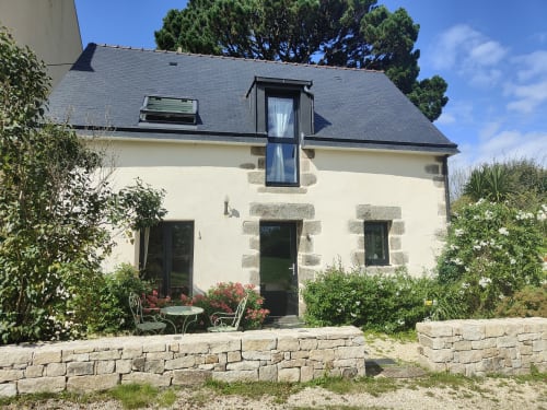 Charmant gîte en pierre blanche Gîte Le Penty aux Logis de Kergoulou à Concarneau, avec toit ardoisé, jardin et terrasse