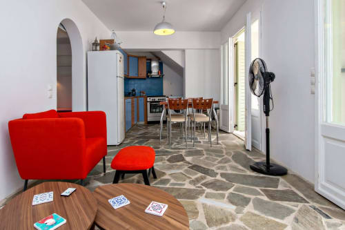 Salon et cuisine de l'appartement à Tinos