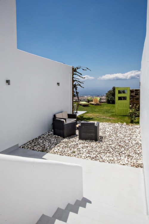 Petit salon extérieur de la villa à Tinos