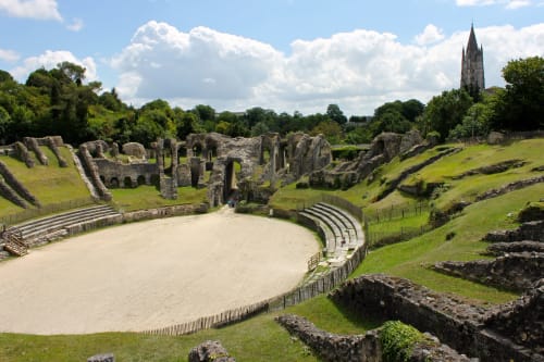 les arènes les romains le bien être l'histoire saintes la porte rouge 
the red door inn B&B 