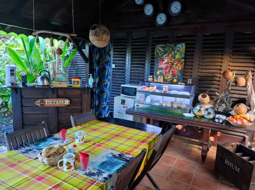 Gites Kaladja dining area in Port-Louis with colorful table, plants, and tropical decor