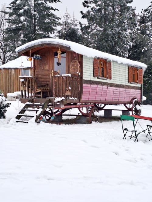 Das Cottage La Roulotte des Oiseaux in den Refuges Du Chalet im verschneiten Garten von Jalhay