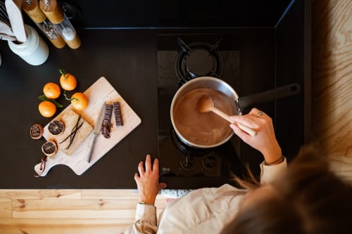 Logement insolite. Pépiite. Préparation du chocolat chaud dans une tiny house en Provence