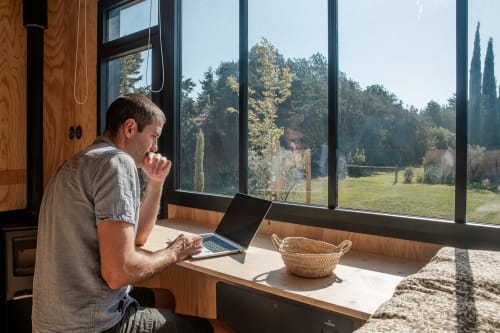 Logement insolite. Pépiite. Bureau avec vue en Provence