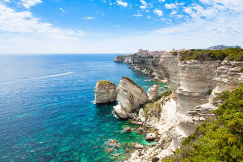 Falaises de calcaire blanc spectaculaires et eaux turquoise près de Bonifacio, Corse - Villa Marina Di Cavu