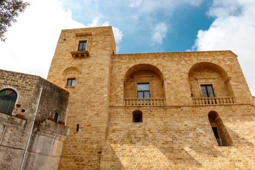 Corte Mercurio, bed and breakfast, B&B Ugento, boutique stay, struttura storica, historic residence, charme Salento, Salento charm, charme Puglia, Puglia charm, camere eleganti, elegant rooms, giardino interno, garden rooms, colazione in giardino, breakfast in garden, vacanza autentica, authentic stay, soggiorno romantico, romantic getaway, ospitalità pugliese, warm hospitality, relax Salento, relaxing stay, vacanza in Puglia, Puglia vacation, centro storico Ugento, historic centre Ugento, camere con comfort, comfort rooms, stile mediterraneo, Mediterranean style, arredamento tipico, local decor, atmosfera rilassante, relaxing atmosphere, aria condizionata, air conditioning, wifi gratuito, free wifi, bagno privato, private bathroom, colazione inclusa, breakfast included, esperienza autentica, authentic experience, vicino al mare, near sea, turismo in Puglia, tourism in Puglia, spiagge vicine, nearby beaches, mare Salento, Salento sea, patrimonio culturale, cultural heritage, architettura storica, historic architecture, ospitalità personalizzata, personalized hospitality, recensioni positive, positive reviews, luce naturale, natural light, dettagli architettonici, architectural details, posizione strategica, strategic location, charme autentico, authentic charm, Torre San Giovanni 