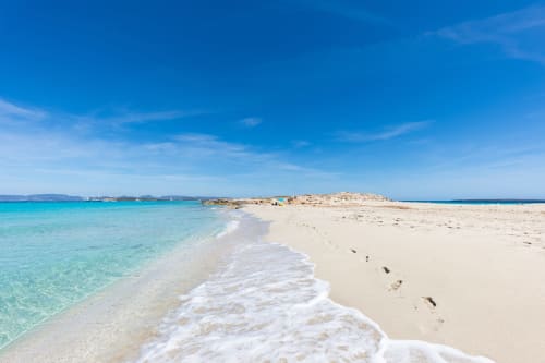 Aguas cristalinas de color turquesa y playa de arena blanca en Formentera Especial, La Savina, España