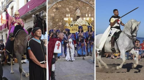 Procesión medieval en Carboneras con participantes disfrazados, caballos y ceremonias religiosas cerca del Hostal Juan