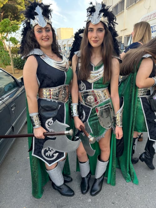 Dos mujeres con trajes de guerreras vikingas y hachas en el Hostal Juan Carlos, Carboneras