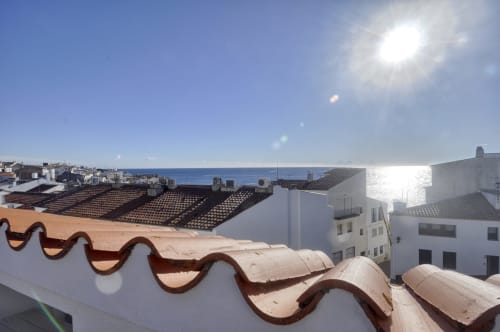 Vista des de la teulada costanera de Palafrugell amb mar Mediterrani, edificis blancs i teules de ceràmica