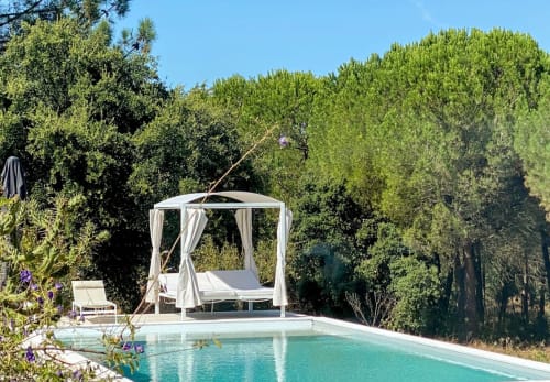 Swimming pool with sunbeds