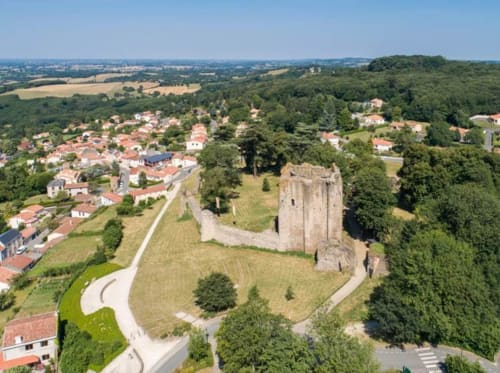 Le Château de Pouzauges Petite Cité de caractère - à 2 km du Petit Moulin Pouzauges