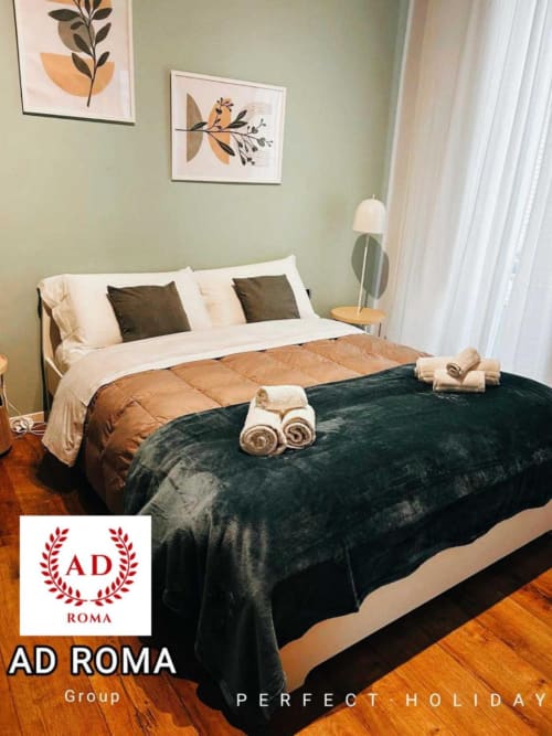 Camera accogliente presso l'AD Trastevere Guest House a Roma con plaid cammello, coperta nera, pareti verdi e arte botanica
