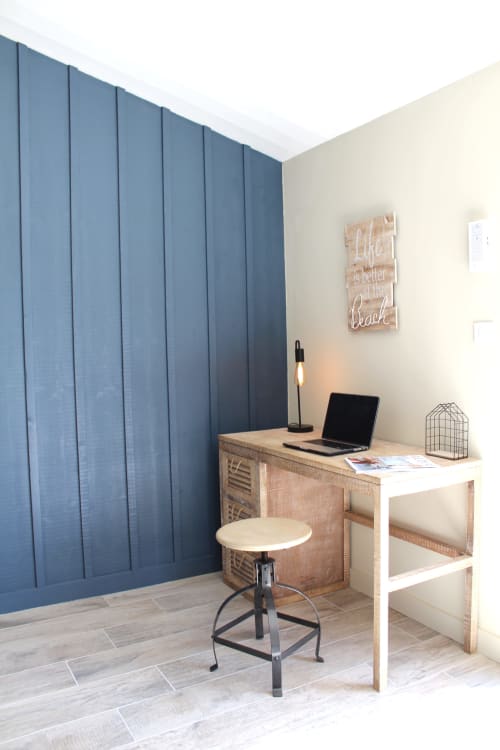 Espace de travail moderne au gîte Bleu du Moulin d'Angibaud, La Flotte avec bureau, ordinateur portable et cloison bleue
