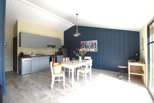 Gîte Bleu au Moulin d'Angibaud à La Flotte : cuisine moderne, salle à manger avec table et chaises blanches, décor épuré