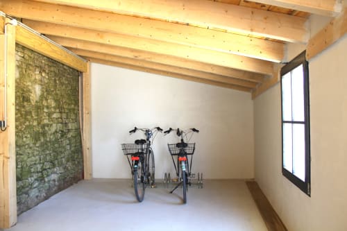 Débarras du gîte avec deux vélos à paniers au Gîte Bleu, Moulin d'Angibaud, La Flotte