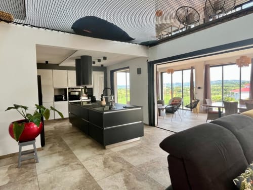 Villa moderne avec cuisine ouverte, séjour spacieux et vue sur mer aux Trois-Îlets, Martinique