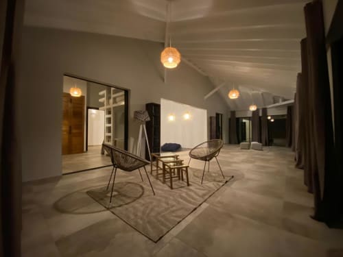 Séjour moderne de la villa Les Hébergements Passion avec salon, luminaires suspendus et plan ouvert à la Martinique