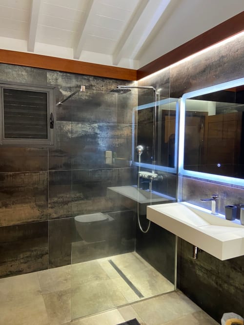 Salle de bain moderne de la villa Passion Vanille aux Hébergements Passion, avec douche à l'italienne et paroi vitrée
