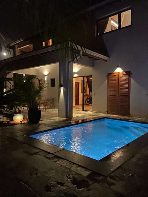 Villa Passion Vanille la nuit avec piscine privée illuminée, patio moderne et maison contemporaine aux Trois-Îlets
