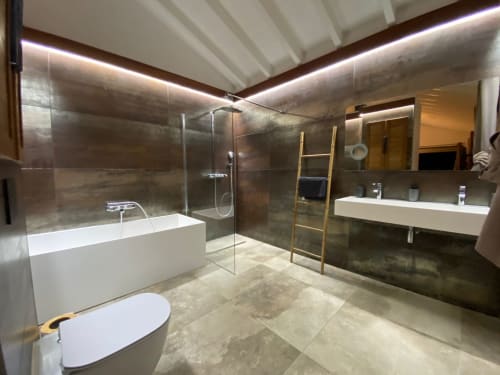 Salle de bain moderne de la villa Passion Vanille aux Hébergements Passion avec baignoire ilôt, douche pluie et double vasque
