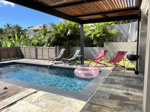 Piscine privée avec transats à la villa Passion Cannelle, Les Trois-Ilets, Martinique